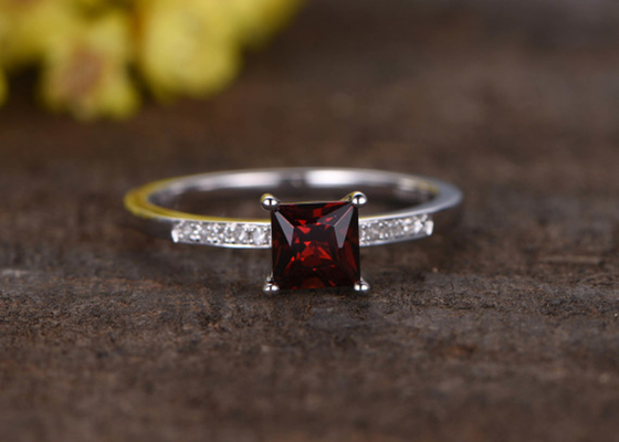 Tipo da princesa Cut Garnet Diamond Engagement Ring Prong Setting
