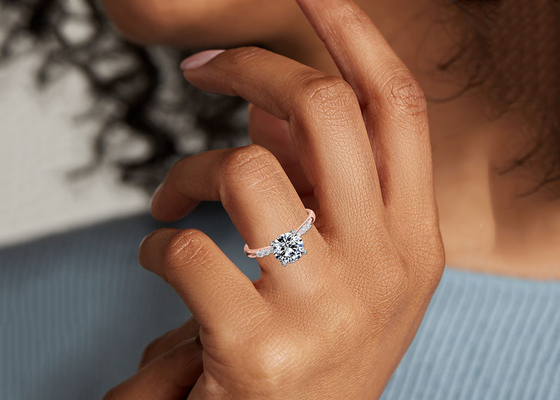 Prata Ring With 3.6ct do ajuste 9K da garra em volta do diamante cortado do laboratório
