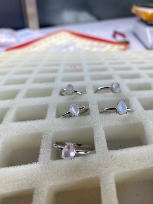 A pera cortou o anel delicado de Moonstone, 14K Rose Gold Simple Moonstone Ring