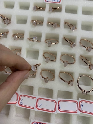 A pera cortou o anel delicado de Moonstone, 14K Rose Gold Simple Moonstone Ring