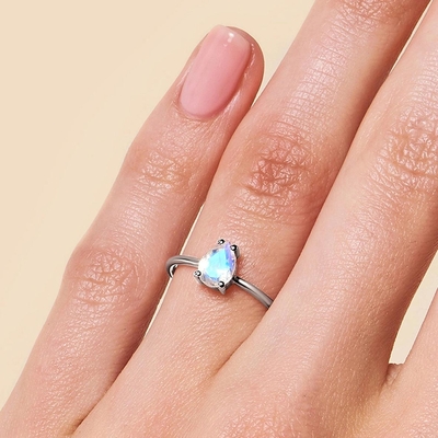 A pera cortou o anel delicado de Moonstone, 14K Rose Gold Simple Moonstone Ring