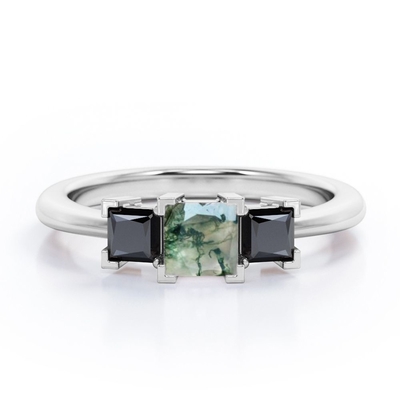 V-dente quadrado minimalista - 0,45 princesas Cut Moss Green Agate de TCW com o carvão criado laboratório - Três-pedra Engageme