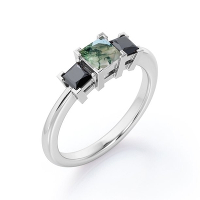 V-dente quadrado minimalista - 0,45 princesas Cut Moss Green Agate de TCW com o carvão criado laboratório - Três-pedra Engageme