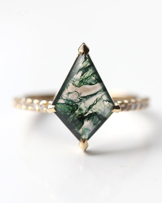 O hexágono Moss Agate Ring com os diamantes como mulheres do acoplamento do presente soa