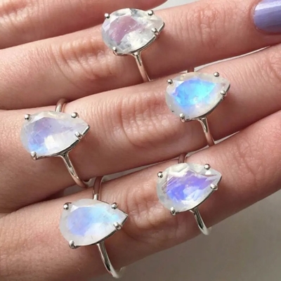 Anel na moda para a guloseima de pedras preciosas da forma de Sterling Silver Moonstone Ring Heart das mulheres 925 que combina empilhando o anel