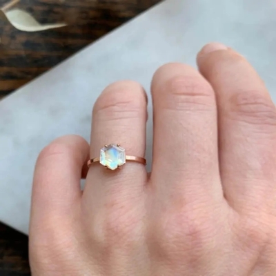 Da guloseima genuína da joia de Rose Gold Hexagon Shaped Wedding anel natural de Moonstone do arco-íris Moonstone