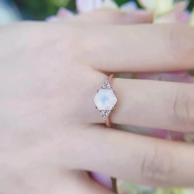 Da guloseima genuína da joia de Rose Gold Hexagon Shaped Wedding anel natural de Moonstone do arco-íris Moonstone
