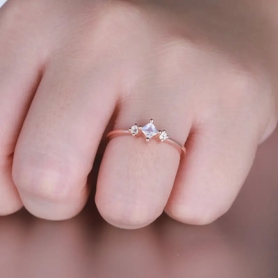 Anel na moda para o anel chapeado ouro da princesa Cut Dainty Engagement de Sterling Silver Moonstone Ring Rose das mulheres 925