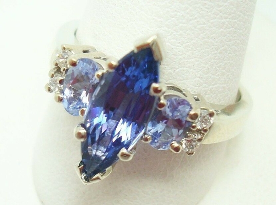 Três que Tanzanite encaixotou o casamento Ring With White 925 ajustaram Sterling Silver