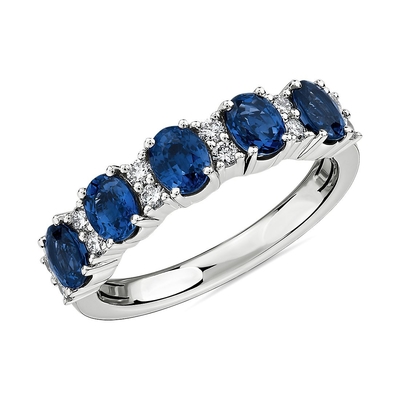 O laboratório oval azul criou a safira e o Diamond Five-Stone Ring With Silver
