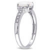 Opala oval e 1/15 de CT. T.W. Diamond Bypass Split Shank Ring em Sterling Silver