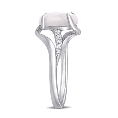 Opala oval e 1/15 de CT. T.W. Diamond Bypass Split Shank Ring em Sterling Silver