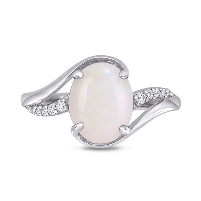 Opala oval e 1/15 de CT. T.W. Diamond Bypass Split Shank Ring em Sterling Silver