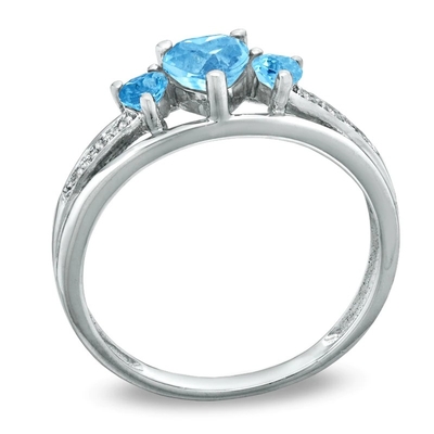 O coração deu forma ao topázio azul e ao ouro branco do anel 10K de Diamond Accent Three Stone Promise