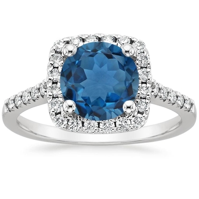 O coração deu forma ao topázio azul e ao ouro branco do anel 10K de Diamond Accent Three Stone Promise