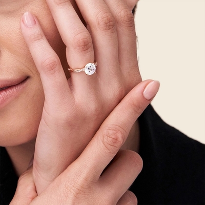 Pequeno ouro amarelo torcido de Diamond Engagement Ring In 9k da videira