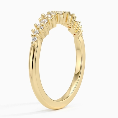 A aliança de casamento original apresenta um teste padrão impressionante de diamantes redondos deslocados com ouro 9K