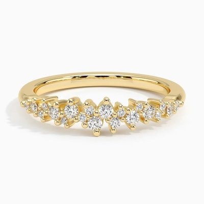 A aliança de casamento original apresenta um teste padrão impressionante de diamantes redondos deslocados com ouro 9K