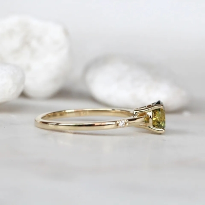 A joia delicado delicada CZ das mulheres acentua o anel chapeado da promessa do acoplamento da safira S925 ouro verde redondo