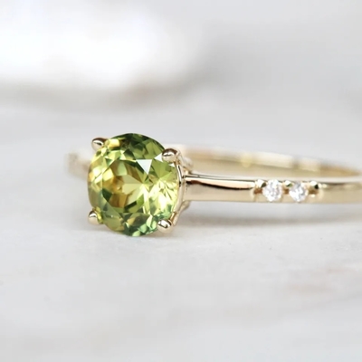 A joia delicado delicada CZ das mulheres acentua o anel chapeado da promessa do acoplamento da safira S925 ouro verde redondo
