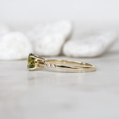 A joia delicado delicada CZ das mulheres acentua o anel chapeado da promessa do acoplamento da safira S925 ouro verde redondo