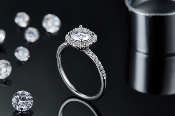 O quadrado cortou o ouro nupcial do diamante do quadrado de Moissanite das mulheres com aliança de casamento romântica de prata