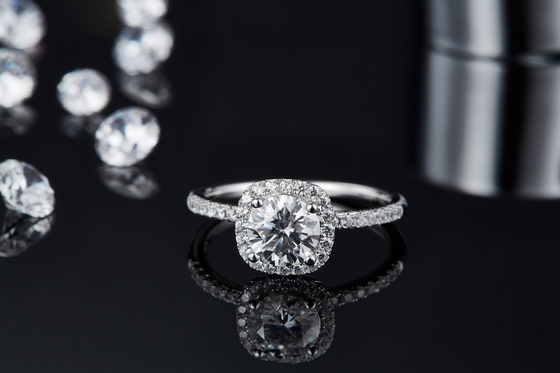 O quadrado cortou o ouro nupcial do diamante do quadrado de Moissanite das mulheres com aliança de casamento romântica de prata