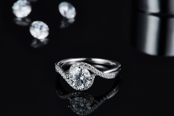 Anel de noivado de ajuste brilhante simples do casamento da torção da fita de Moissanite do corte de círculo da infinidade das mulheres da chegada S925