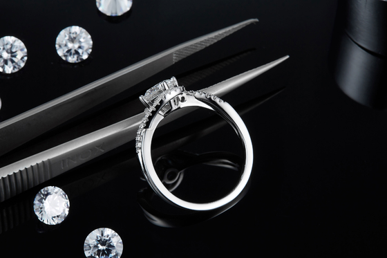 Anel de noivado de ajuste brilhante simples do casamento da torção da fita de Moissanite do corte de círculo da infinidade das mulheres da chegada S925