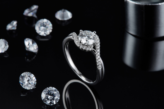 Anel de noivado de ajuste brilhante simples do casamento da torção da fita de Moissanite do corte de círculo da infinidade das mulheres da chegada S925