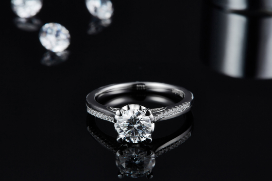 Anéis feitos sob encomenda minimalistas de Diamond Moissanite Engagement Rings Promise para mulheres
