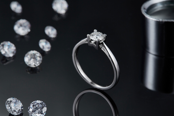 Anéis de ajuste leste-oeste originais de Ring Anniversary CZ do acoplamento de Emerald Cut Moissanite Modern Wedding das mulheres S925