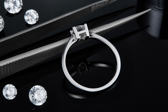 Anéis de ajuste leste-oeste originais de Ring Anniversary CZ do acoplamento de Emerald Cut Moissanite Modern Wedding das mulheres S925