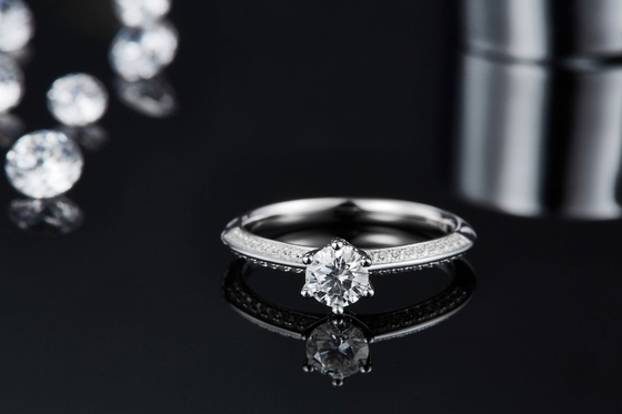As mulheres brancas do acoplamento de Moissanite e de Sapphire Platineve Diamonds Jewelry soam