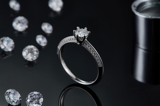 As mulheres brancas do acoplamento de Moissanite e de Sapphire Platineve Diamonds Jewelry soam