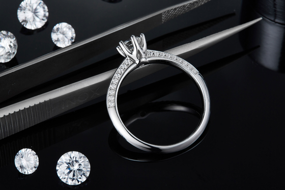 As mulheres brancas do acoplamento de Moissanite e de Sapphire Platineve Diamonds Jewelry soam