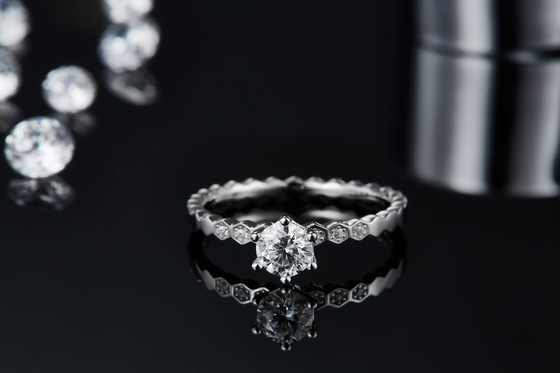 O projeto o acoplamento branco de Moissanite de 1.16CTW Wavilion e de Sapphire Platineve Diamonds Jewelry para mulheres soa