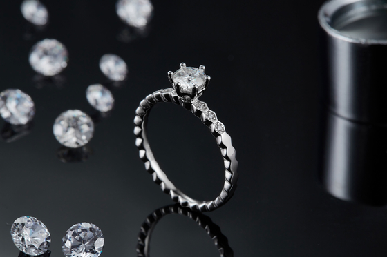 O projeto o acoplamento branco de Moissanite de 1.16CTW Wavilion e de Sapphire Platineve Diamonds Jewelry para mulheres soa