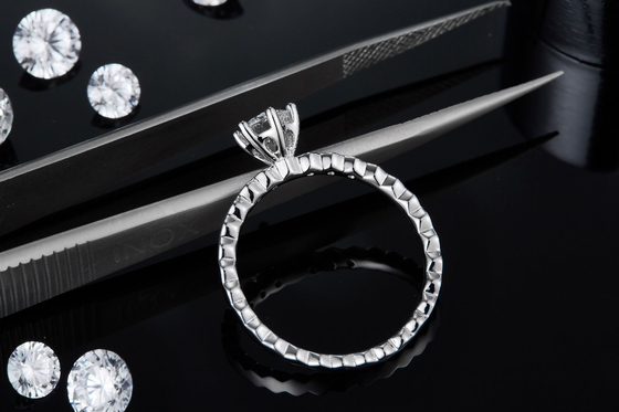 O projeto o acoplamento branco de Moissanite de 1.16CTW Wavilion e de Sapphire Platineve Diamonds Jewelry para mulheres soa