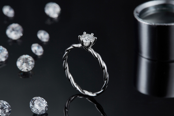 O acoplamento de Moissanite para o ouro branco da aliança de casamento de Ring Set Diamonds And Sapphire das mulheres pavimenta