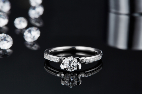 A flor cortou o ouro branco Ring Moissanite Engagement de Ring Unique 14KN do acoplamento de Moissanite   Anel