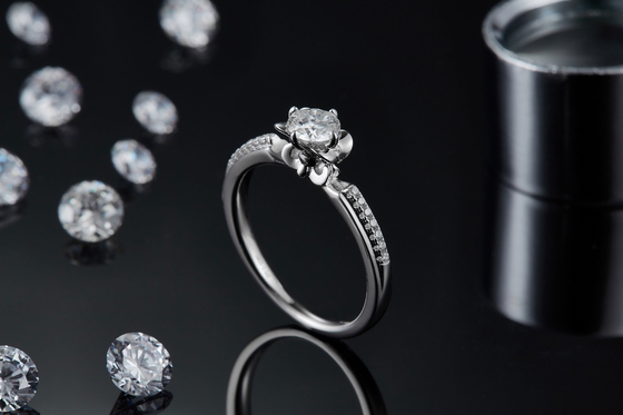 A flor cortou o ouro branco Ring Moissanite Engagement de Ring Unique 14KN do acoplamento de Moissanite   Anel