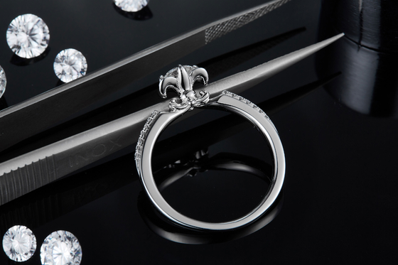 A flor cortou o ouro branco Ring Moissanite Engagement de Ring Unique 14KN do acoplamento de Moissanite   Anel