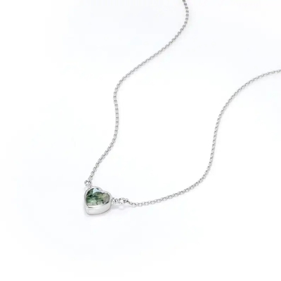 925 luz natural simples de prata coração verde elegante brilhante Moss Agate Necklace For Sale dado forma
