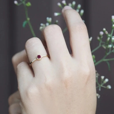 Acoplamento mínimo Ring Dainty Unique de Sterling Silver Natural Ruby Hexagon do presente