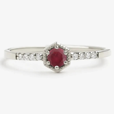 Acoplamento mínimo Ring Dainty Unique de Sterling Silver Natural Ruby Hexagon do presente