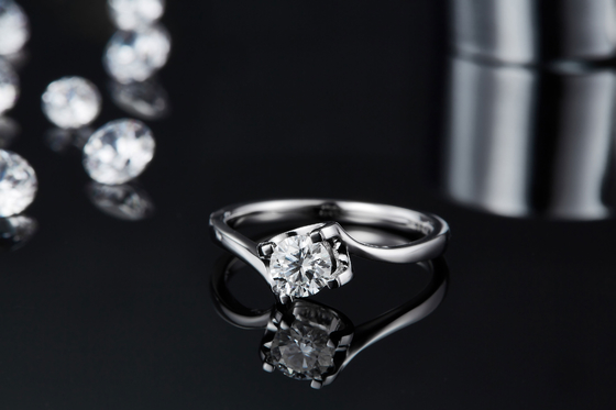 Joia minimalista do casamento da CZ Moissanite 9K do anel de prata branco trapezoidalmente do RD 4MM