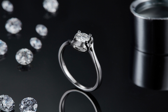 Joia minimalista do casamento da CZ Moissanite 9K do anel de prata branco trapezoidalmente do RD 4MM