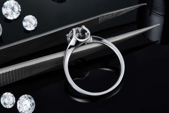 Joia minimalista do casamento da CZ Moissanite 9K do anel de prata branco trapezoidalmente do RD 4MM