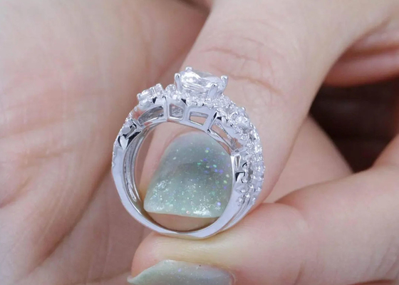 O ODM Diamond Wedding Rings natural do OEM, promessa do estilo do halo soa a dimensão de 6.5mm